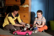 Axl (Charlie McDermott, l.); Brick (Atticus Shaffer, r.) Axl (Charlie McDermott, l.); Brick (Atticus Shaffer, r.)