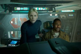 Haben eine m&ouml;rderische Begegnung mit unheimlichen Wesen aus einer fremden Welt: Pilot Janek (Idris Elba, r.) und Kommandantin Vickers (Charlize Theron, l.) ...