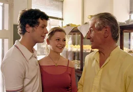 Marco (Mirko Lang, li.) stellt seinem Vater Giovanni Galvani (Renzo Martini) seine gro&szlig;e Liebe Sara (Theresa Scholze) vor.