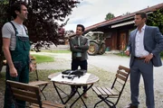 Der Biobauer Anton Behrend (Sebastian Winkler, l.) hat die Kommissare Kaya (Baran Hêvî, M.) und Hansen (Igor Jeftic, r.) belogen, denn er besitzt eine Drohne. Könnte sie die Mordwaffe gewesen sein? Der Biobauer Anton Behrend (Sebastian Winkler, l.) hat die Kommissare Kaya (Baran Hêvî, M.) und Hansen (Igor Jeftic, r.) belogen, denn er besitzt eine Drohne. Könnte sie die Mordwaffe gewesen sein?