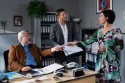 Frau Stockl (Marisa Burger, r.) versorgt die Kommissare Stadler (Dieter Fischer, l.) und Hansen (Igor Jeftić, M.) mit Informationen zum Opfer im aktuellen Mordfall. Frau Stockl (Marisa Burger, r.) versorgt die Kommissare Stadler (Dieter Fischer, l.) und Hansen (Igor Jeftić, M.) mit Informationen zum Opfer im aktuellen Mordfall.