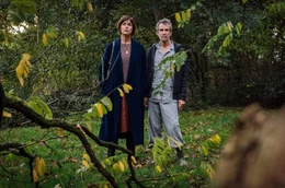 &Auml;rztin und Mutter Marta (Susanne Wolff) lebt zur&uuml;ckgezogen mit ihrem wesentlich &auml;lteren Mann Roland (Ulrich Matthes) mitten in der Natur. Doch das beseelte Landleben droht pl&ouml;tzlich aus den Fugen zu geraten &hellip;