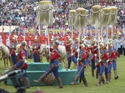 Aufstellen der weißen Standarten zur Eröffnung von Naadam im Sportstadion Ulan Bator. Aufstellen der weißen Standarten zur Eröffnung von Naadam im Sportstadion Ulan Bator.
