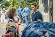 Die Notfallsanitäterin (Viola Müller) erstattet Bericht an Dominik Morgenstern (Joscha Kiefer). Die Notfallsanitäterin (Viola Müller) erstattet Bericht an Dominik Morgenstern (Joscha Kiefer).