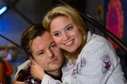 W&auml;hrend Bea (Caroline Maria Frier) sich arglos auf eine unbeschwerte Zeit mit ihrem zuk&uuml;nftigen Ehemann freut, verheimlicht Ingo (Andr&eacute; Dietz) ihr die schlimme Diagnose...