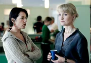 Birgit Gross (Julia Cencig, l.) erzählt ihrer Freundin Katharina (Eva Herzig, r.) von Pauls Unfall. Birgit Gross (Julia Cencig, l.) erzählt ihrer Freundin Katharina (Eva Herzig, r.) von Pauls Unfall.