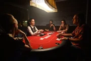 Gelbe Brille und Pokerface: Verzockt sich Schrotti (Michael Gaedt, r.) in der illegalen Pokerrunde mit Clara Schneider (Caroline Redl, l.), Daria Bogdan (Erika Marozs·n, 2. v. l.), Emil Mari? (Farouk El-Khalili, M.) und Gregor Sarkisian (Philipp Christopher, 2. v. r.)? Gelbe Brille und Pokerface: Verzockt sich Schrotti (Michael Gaedt, r.) in der illegalen Pokerrunde mit Clara Schneider (Caroline Redl, l.), Daria Bogdan (Erika Marozs·n, 2. v. l.), Emil Mari? (Farouk El-Khalili, M.) und Gregor Sarkisian (Philipp Christopher, 2. v. r.)?
