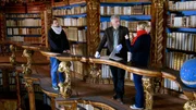 Bayerische Staatsbibliothek Neuburg, Lesesaal. Von links: Aufnahmeleiter Marcel Kieslich, Udo Wachtveitl und Regisseurin Lisa Reisch. Bayerische Staatsbibliothek Neuburg, Lesesaal. Von links: Aufnahmeleiter Marcel Kieslich, Udo Wachtveitl und Regisseurin Lisa Reisch.