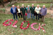 Prächtig blühende Rosen sind für den Verein der Rosenfreunde in Schmittshausen das größte Glück. Im Rosengärtchen von Deutschlands erstem Rosendorf legen die Vereinsmitglieder für uns das Wort „Glück“ aus Rosenblättern. Prächtig blühende Rosen sind für den Verein der Rosenfreunde in Schmittshausen das größte Glück. Im Rosengärtchen von Deutschlands erstem Rosendorf legen die Vereinsmitglieder für uns das Wort „Glück“ aus Rosenblättern.