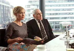 Tina B&ouml;hlen (Katja Weitzenb&ouml;ck) mit ihrem Vater Theo (Peter Fitz).