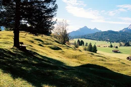 Ein Element in der Landschaft des oberen Isartals sticht ganz besonders ins Auge: die sogenannten Buckelwiesen.