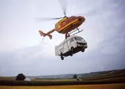 Eine waghalsige Aktion: Um Max in dem Lieferwagen zu retten, hebt das Medicopter-Team gleich den ganzen Lieferwagen von dem Sattelschlepper... Eine waghalsige Aktion: Um Max in dem Lieferwagen zu retten, hebt das Medicopter-Team gleich den ganzen Lieferwagen von dem Sattelschlepper...