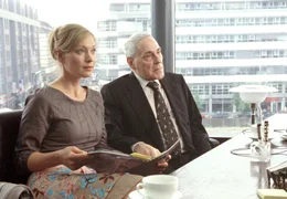 Tina B&ouml;hlen (Katja Weitzenb&ouml;ck) mit ihrem Vater Theo (Peter Fitz).