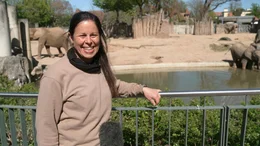 Sabine Buchholz, Tierpflegerin Tierpark Berlin, lernt ihre neuen Sch&uuml;tzlinge kennen.