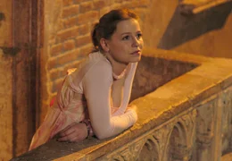 In ihrem Liebeskummer f&uuml;hlt Sara (Theresa Scholze) sich in Verona fast wie Shakespeares Julia...