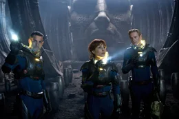 Noch w&auml;hnen sich David (Michael Fassbender, r.), Elizabeth (Noomi Rapace, M.) und Charlie (Logan Marshall-Green, l.) in Sicherheit. Doch dann tut sich Grauenvolles in dem riesigen unterirdischen H&ouml;hlensystem ...