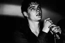 Ian Curtis (Sam Riley) gelingt es, auf der B&uuml;hne mit seinem monochromen Klagegesang die Massen zu begeistern.