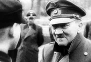 Hitlers letzter Auftritt im Hof der Reichskanzlei vor Hitlerjungen am 20. März 1945 Hitlers letzter Auftritt im Hof der Reichskanzlei vor Hitlerjungen am 20. März 1945