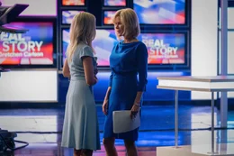 W&auml;hrend die Newcomerin Kayla Pospisil (Margot Robbie, l.) bei Fox News noch Fu&szlig; fassen muss, geh&ouml;rt Gretchen Carlson (Nicole Kidman, r.) zu den Starmoderatorinnen des Senders.