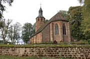 Schon durch ihren achteckigen Turm ist katholische Pfarrkirche Mariä Himmelfahrt in Labach sehenswert. Das Gotteshaus liegt umgeben von einem alten Kirchhof im Tal. Schon durch ihren achteckigen Turm ist katholische Pfarrkirche Mariä Himmelfahrt in Labach sehenswert. Das Gotteshaus liegt umgeben von einem alten Kirchhof im Tal.