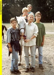 Von links: Molle (Cora Sabrina Grimm), Bimbo (Friedericke Hallermann), Dany (Philipp Huth), auf dem Pony "Klärchen" Ben (Tim Küchler), Peggy (Thea Frank). Von links: Molle (Cora Sabrina Grimm), Bimbo (Friedericke Hallermann), Dany (Philipp Huth), auf dem Pony "Klärchen" Ben (Tim Küchler), Peggy (Thea Frank).
