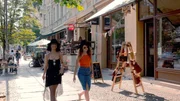 Sie ist Inbegriff des ewigen Berliner Wandels: Die Kastanienallee in Prenzlauer Berg. Einst Arbeiterkiez, dann Boh&egrave;me-Quartier, Szenemeile und internationale Touristen-Attraktion. Fr&uuml;her arm, heute sexy. 950 Meter Gro&szlig;stadt zwischen Hochglanz und Tradition. Der Film portr&auml;tiert die legend&auml;re Berliner Stra&szlig;e anhand der Menschen, die auf ihr leben und arbeiten. - Menschen aller Art begegnen sich auf der Kastanienallee.