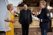 Beatrice B&ouml;ttcher (Wookie Mayer, l.) schildert Polizeihauptmeister Mohr (Max M&uuml;ller, r.) und Hoteldirektor Stefan M&uuml;hleisen (Thomas Wenke, M.), wie sie den ermordeten Ludwig K&auml;rger aufgefunden hat.