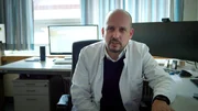 Nicole erwacht nach ihrer dramatischen Lebertransplantation, während sich der Zustand von Lars stetig verschlechtert. Er benötigt nun dringend ein Herz. Susanne spendet Carsten eine Niere und Mario Rosa-Bian ist enttäuscht von der Resonanz seiner Kampagne. Lars‘ Zimmernachbarn Olaf und Jan, Wartepatienten im Paulinenkrankenhaus, erhalten eine schreckliche Nachricht. - Georg Lurje ist Transplantationschirurg an der Berliner Charité. Er hat sich unter anderem auf das Transplantieren von Lebern spezialisiert. Nicole erwacht nach ihrer dramatischen Lebertransplantation, während sich der Zustand von Lars stetig verschlechtert. Er benötigt nun dringend ein Herz. Susanne spendet Carsten eine Niere und Mario Rosa-Bian ist enttäuscht von der Resonanz seiner Kampagne. Lars‘ Zimmernachbarn Olaf und Jan, Wartepatienten im Paulinenkrankenhaus, erhalten eine schreckliche Nachricht. - Georg Lurje ist Transplantationschirurg an der Berliner Charité. Er hat sich unter anderem auf das Transplantieren von Lebern spezialisiert.