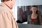 Wahrheit oder L&uuml;ge? Inga L&uuml;rsen (Sabine Postel, 2.v.l) holt sich Unterst&uuml;tzung durch den Psychologen (Robert Schupp, M). Vordergrund: Ole Lange (Wolfram Koch, l) und Sylvia Lange (Mira Partecke, r).