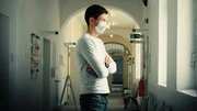 Während die Chirurgen um das Leben von Nicole kämpfen, will Susanne ihrem Sohn Carsten eine Niere spenden, um ihm die Dialyse zu ersparen. Im Paulinenkrankenhaus im Berliner Westend wartet der herzkranke Lars seit acht Wochen auf ein Spenderorgan. Mario Rosa-Bian, selbst nierentransplantiert, arbeitet an einer Kampagne, um auf den Organmangel in Deutschland aufmerksam zu machen. - Carsten wartet auf seine Mutter Susanne, die bei einem Aufklärungsgespräch ohne ihn befragt wird, ob sie zur Lebendspende gedrängt wird. Während die Chirurgen um das Leben von Nicole kämpfen, will Susanne ihrem Sohn Carsten eine Niere spenden, um ihm die Dialyse zu ersparen. Im Paulinenkrankenhaus im Berliner Westend wartet der herzkranke Lars seit acht Wochen auf ein Spenderorgan. Mario Rosa-Bian, selbst nierentransplantiert, arbeitet an einer Kampagne, um auf den Organmangel in Deutschland aufmerksam zu machen. - Carsten wartet auf seine Mutter Susanne, die bei einem Aufklärungsgespräch ohne ihn befragt wird, ob sie zur Lebendspende gedrängt wird.