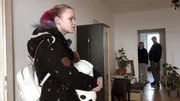 Cindy (li.) und ihr Verlobter Ossi kommen in Rostock vorbei, um die chaotische Lage zu inspizieren. Cindy (li.) und ihr Verlobter Ossi kommen in Rostock vorbei, um die chaotische Lage zu inspizieren.