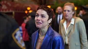 Ricki Austins (Christine Andreas, M.) Sohn wird von einem Auto erfasst und erliegt seinen schweren Verletzungen. Die ersch&uuml;tterte Mutter berichtet den Ermittlern, sie sei davon &uuml;berzeugt, dass ihr Sohn von seinem Computerlehrer bel&auml;stigt wurde.