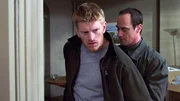 David Russo (Michael Weaver, l.) wird der sexuellen Bel&auml;stigung und des anschlie&szlig;enden Mordes an einem seiner Sch&uuml;ler verd&auml;chtigt. Detective Elliot Stabler (Christopher Meloni) macht kurzen Prozess und verhaftet den Lehrer.