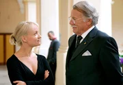 Baron von Gradenberg (Franz Buchrieser, r.) bittet Katharina (Eva Herzig), sich um die Gestütsleitung von Piber zu bewerben. Für Katharina kommt die Anfrage höchst unerwartet, aber sie spürt, dass das Leben sie in eine neue, in die richtige Richtung führt. Baron von Gradenberg (Franz Buchrieser, r.) bittet Katharina (Eva Herzig), sich um die Gestütsleitung von Piber zu bewerben. Für Katharina kommt die Anfrage höchst unerwartet, aber sie spürt, dass das Leben sie in eine neue, in die richtige Richtung führt.
