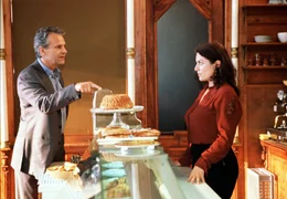 Liebe geht durch den Magen: Laurens (Peter Sattmann) besucht Lena (Christine Neubauer) in ihrer B&auml;ckerei.