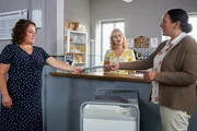 Frau Hiermeier (Annabel Faber, l.), die Urlaubsvertretung von Frau Stockl, bringt den Kolleginnen Lange (Sarah Thonig, M.) und Grasegger (Ursula Maria Burkhart, r.) ein Phantombild des zur Fahndung ausgeschriebenen Mannes. Frau Hiermeier (Annabel Faber, l.), die Urlaubsvertretung von Frau Stockl, bringt den Kolleginnen Lange (Sarah Thonig, M.) und Grasegger (Ursula Maria Burkhart, r.) ein Phantombild des zur Fahndung ausgeschriebenen Mannes.
