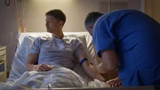 Nicole erwacht nach ihrer dramatischen Lebertransplantation, während sich der Zustand von Lars stetig verschlechtert. Er benötigt nun dringend ein Herz. Susanne spendet Carsten eine Niere und Mario Rosa-Bian ist enttäuscht von der Resonanz seiner Kampagne. Lars‘ Zimmernachbarn Olaf und Jan, Wartepatienten im Paulinenkrankenhaus, erhalten eine schreckliche Nachricht. - Kurz vor der Transplantation: Carsten soll von seiner Mutter eine Nierenlebendspende erhalten. Nicole erwacht nach ihrer dramatischen Lebertransplantation, während sich der Zustand von Lars stetig verschlechtert. Er benötigt nun dringend ein Herz. Susanne spendet Carsten eine Niere und Mario Rosa-Bian ist enttäuscht von der Resonanz seiner Kampagne. Lars‘ Zimmernachbarn Olaf und Jan, Wartepatienten im Paulinenkrankenhaus, erhalten eine schreckliche Nachricht. - Kurz vor der Transplantation: Carsten soll von seiner Mutter eine Nierenlebendspende erhalten.