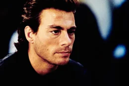 Max (Jean-Claude Van Damme) findet heraus, dass seine Frau am Leben ist und ein Kind von ihm erwartet.