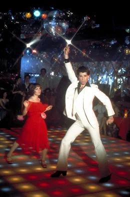 Das harte Training hat sich gelohnt. Stephanie (Karen Lynn Gorney, l.) und Tony (John Travolta, r.) begeistern das Publikum eines Tanzwettbewerbes. K&ouml;nnen sie auch die Jury &uuml;berzeugen?
