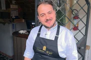 Koch Giovanni Milo aus Gragnano zeigt, wie man die traditionelle neapolitanische Pasta mit Bohnen zubereitet. Das Gericht ist das Aush&auml;ngeschild der regionalen K&uuml;che, der sogenannten Cucina Povera.