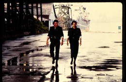 L-R: Max Walker (Jean-Claude Van Damme) und Fielding (Gloria Reuben)