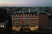 Bei Nacht strahlt die „große alte Dame“, wie das Shelbourne von den Dublinern genannt wird, besonders hell. Bei Nacht strahlt die „große alte Dame“, wie das Shelbourne von den Dublinern genannt wird, besonders hell.