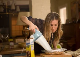 Kate (Sarah Jessica Parker) improvisiert einen selbstgebackenen Kuchen f&uuml;r den Schulevent ihrer Kinder.