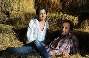 Endlich ungest&ouml;rt macht das kratzende Stroh der romantischen Stimmung den Garaus. Von links: Fanny Lechner (Katrin Lux) und Gregor Brunner (Holger M. Wilhelm). Weiteres Bildmaterial finden Sie unter www.br-foto.de.