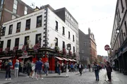 Als 1970 in ganz Irland die Banken streikten, zeigten sich die Iren erfinderisch: Die Kneipen wurden für einige Monate zur Stütze der irischen Wirtschaft – und das nicht nur wegen des ausgeschenkten Alkohols. Als 1970 in ganz Irland die Banken streikten, zeigten sich die Iren erfinderisch: Die Kneipen wurden für einige Monate zur Stütze der irischen Wirtschaft – und das nicht nur wegen des ausgeschenkten Alkohols.