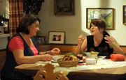 Kathi schafft es, Monis Sorge wegen ihrer Di&auml;t zu zerstreuen. Von links: Monika Vogl (Christine Reimer) und Katharina Benninger (Carina Dengler).
