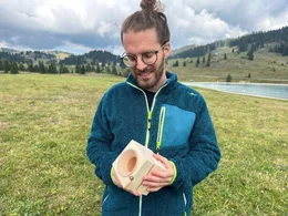 Federico Stefani mit seinem VAIA Cube. Der Holzw&uuml;rfel ist ein Handylautsprecher. F&uuml;r jeden verkauften Cube pflanzen die Firmengr&uuml;nder einen Baum.