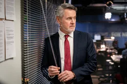 Wenn bei Fox News ein Vorgesetzter, hier der Manager Bill Shine (Mark Moses), in seinem B&uuml;ro vor einem Gespr&auml;ch mit Mitarbeiterinnen die Jalousien schlie&szlig;t, dann ist mitunter Vorsicht geboten.