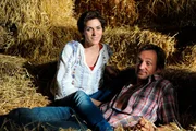 Endlich ungest&ouml;rt macht das kratzende Stroh der romantischen Stimmung den Garaus. Von links: Fanny Lechner (Katrin Lux) und Gregor Brunner (Holger M. Wilhelm).