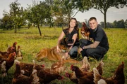 In Dillingen an der Donau betreiben Moritz und Franzi Kosteletzky "Mo's Federfarm". Das junge Paar h&auml;lt H&uuml;hner und Puten.